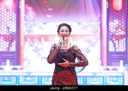 Comté de Luannan, Chine - 15 août 2019 : chant féminin sur scène, Comté de Luannan, province du Hebei, Chine Banque D'Images