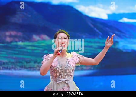 Comté de Luannan, Chine - 15 août 2019 : chant féminin sur scène, Comté de Luannan, province du Hebei, Chine Banque D'Images