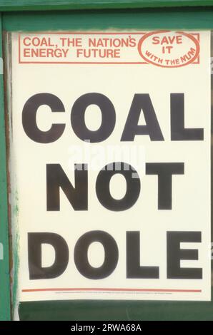 Miners Strike 1984 Coal Not Dole affiche dans la fenêtre du bureau de grève du syndicat local Shirebrook Derbyshire Angleterre des années 1980 Royaume-Uni HOMER SYKES Banque D'Images
