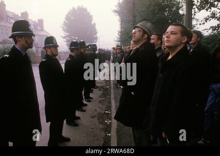 Miners Strike 1984 Royaume-Uni. Piquet de grève, les mineurs de charbon en grève attendent que les mineurs en activité entrent dans le chantier de construction de mines. Ils sont venus sur les bus pré-arrangés, le transport. Ligne de police pour garder les deux côtés séparés. Gascoigne Wood Drift mine Yorkshire's Selby Coalfield 1980s UK HOMER SYKES Banque D'Images