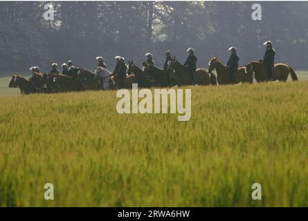 Orgreave, Yorkshire, grève des mineurs 1984. La bataille d'Orgreave est une violente confrontation le 18 juin entre la police et les piquets de grève dans une cokerie de la British Steel Corporation à Orgreave. La police anti-émeute montée à cheval attend d'inculper les manifestants des années 1980 UK HOMER SYKES Banque D'Images