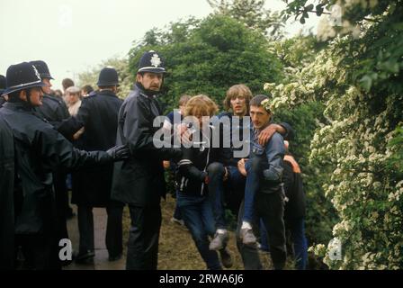 Les mineurs frappent les années 1980 au Royaume-Uni. La bataille d'Orgreave est une violente confrontation le 18 juin entre la police et des piquets de grève dans une cokerie de la British Steel Corporation à Orgreave. Des piquets volants ont été blessés en étant aidés par des collègues. Orgreave, Yorkshire, 1984 Royaume-Uni HOMER SYKES Banque D'Images