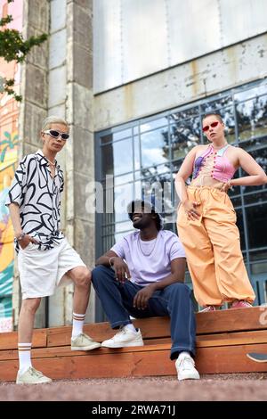 Portrait de mode de divers groupes de jeunes portant des tenues à la mode posant dans un cadre urbain Banque D'Images