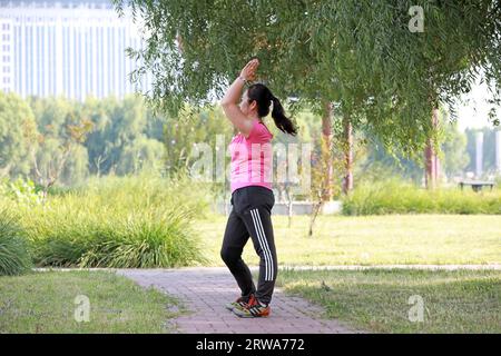 Comté de Luannan, Chine - 31 août 2019 : exercice féminin dans les parcs, comté de Luannan, province du Hebei, Chine Banque D'Images