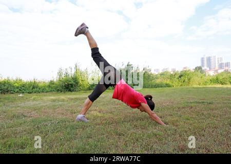 Comté de Luannan, Chine - 31 août 2019 : exercice féminin dans les parcs, comté de Luannan, province du Hebei, Chine Banque D'Images