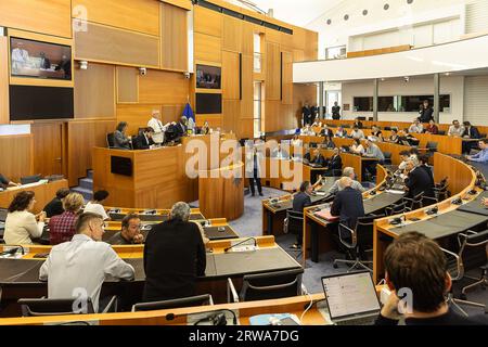 Bruxelles, Belgique. 18 septembre 2023. L'illustration montre une session plénière du Parlement de la région de Bruxelles-capitale à Bruxelles, le lundi 18 septembre 2023. BELGA PHOTO JAMES ARTHUR GEKIERE crédit : Belga News Agency/Alamy Live News Banque D'Images