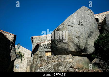 Vue des maisons parmi les rochers géants dans un village médiéval de Monsanto, Portugal. Banque D'Images