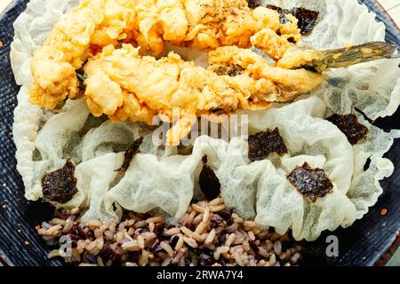 Poisson alimentaire pané et riz sauvage. Poisson frit. Gros plan Banque D'Images