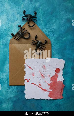 carte d'halloween vierge avec des taches de sang et des scorpions sur fond bleu Banque D'Images