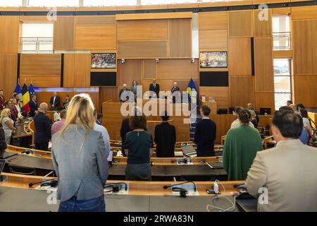 Bruxelles, Belgique. 18 septembre 2023. L'illustration montre une minute de silence pour les victimes du tremblement de terre au Maroc et des inondations de Libia photographiées lors d'une session plénière du Parlement de la région de Bruxelles-capitale à Bruxelles, lundi 18 septembre 2023. BELGA PHOTO JAMES ARTHUR GEKIERE crédit : Belga News Agency/Alamy Live News Banque D'Images