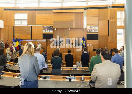 Bruxelles, Belgique. 18 septembre 2023. L'illustration montre une minute de silence pour les victimes du tremblement de terre au Maroc et des inondations de Libia photographiées lors d'une session plénière du Parlement de la région de Bruxelles-capitale à Bruxelles, lundi 18 septembre 2023. BELGA PHOTO JAMES ARTHUR GEKIERE crédit : Belga News Agency/Alamy Live News Banque D'Images