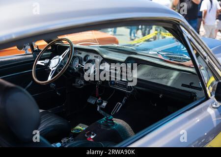 Vue intérieure d'une voiture classique Ford Mustang Fastback depuis la fenêtre latérale à Okinawa, au Japon Banque D'Images