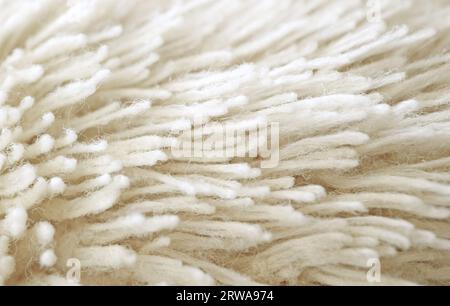 Gros plan la texture de fausse fourrure douce blanche d'une poupée farcie animale Banque D'Images