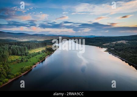 Réflexions sereines : découverte de la beauté tranquille du réservoir d'Usk à Powys, Brecon, pays de Galles. Miroir de la nature capturant l'essence du pays de Galles rural. Banque D'Images
