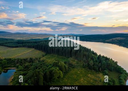 Réflexions sereines : découverte de la beauté tranquille du réservoir d'Usk à Powys, Brecon, pays de Galles. Miroir de la nature capturant l'essence du pays de Galles rural. Banque D'Images