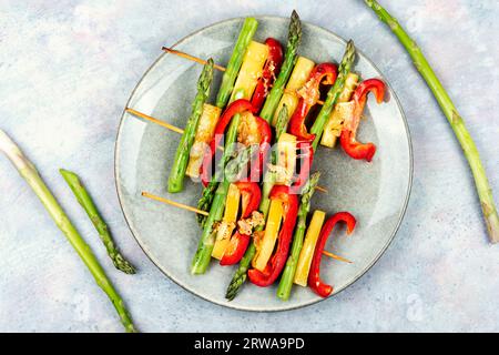 Brochettes diététiques d'asperges, de poivrons et de fromage halloumi. Vue de dessus Banque D'Images