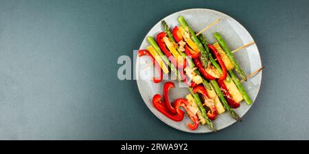 Shish kebabs avec poivrons, asperges vertes, fromage halloumi. Espace de copie. Banque D'Images