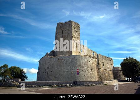 Le château normand à Monte Sant Angelo, région des Pouilles, Italie. Banque D'Images