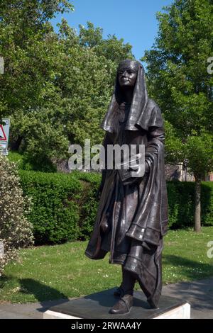 Statue de la reine Bertha de Kent, Canterbury, Angleterre. Banque D'Images