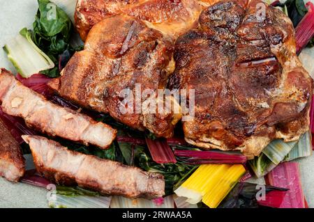 Délicieux steak de viande frite et salade d'herbes fraîches. Gros plan. Banque D'Images