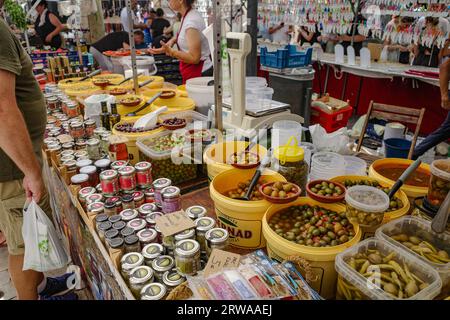 Alcudia, Espagne - 9 juillet 2023 : jour du marché dans la vieille ville d'Alcudia, Majorque Banque D'Images