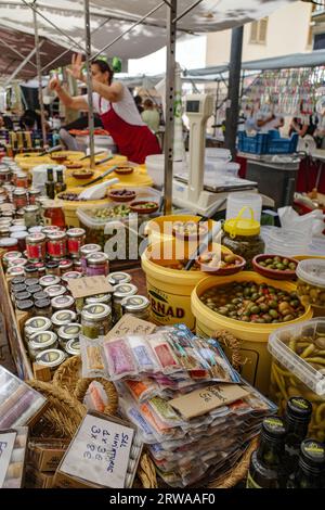 Alcudia, Espagne - 9 juillet 2023 : jour du marché dans la vieille ville d'Alcudia, Majorque Banque D'Images