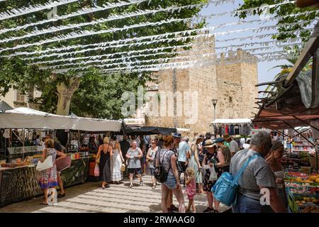 Alcudia, Espagne - 9 juillet 2023 : jour du marché dans la vieille ville d'Alcudia, Majorque Banque D'Images