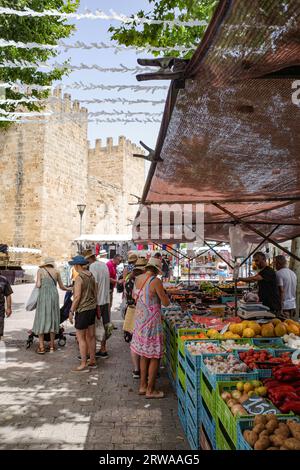 Alcudia, Espagne - 9 juillet 2023 : jour du marché dans la vieille ville d'Alcudia, Majorque Banque D'Images