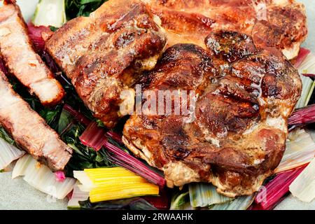Steak de viande au barbecue et salade d'herbes fraîches. Gros plan. Banque D'Images