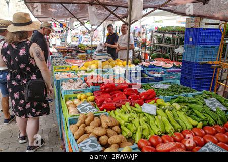 Alcudia, Espagne - 9 juillet 2023 : jour du marché dans la vieille ville d'Alcudia, Majorque Banque D'Images