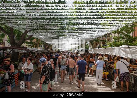 Alcudia, Espagne - 9 juillet 2023 : jour du marché dans la vieille ville d'Alcudia, Majorque Banque D'Images