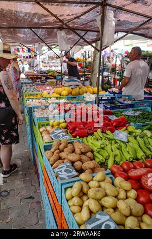 Alcudia, Espagne - 9 juillet 2023 : jour du marché dans la vieille ville d'Alcudia, Majorque Banque D'Images