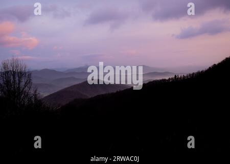 Blue Ridge Mountains, près d'Asheville, Caroline du Nord, au lever du soleil. Banque D'Images
