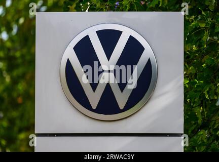 Dresde, Allemagne. 18 septembre 2023. Le logo Volkswagen est visible devant l'usine transparente VW. Selon un rapport publié dans Automobilwoche, Volkswagen prévoit d'arrêter la production de véhicules à l'usine transparente de Dresde. Crédit : Robert Michael/dpa/Alamy Live News Banque D'Images