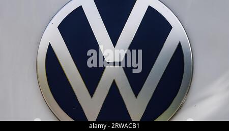 Dresde, Allemagne. 18 septembre 2023. Le logo Volkswagen est visible devant l'usine transparente VW. Selon un rapport publié dans Automobilwoche, Volkswagen prévoit d'arrêter la production de véhicules à l'usine transparente de Dresde. Crédit : Robert Michael/dpa/Alamy Live News Banque D'Images