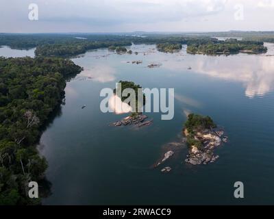 Belle vue aérienne sur les îles dans la forêt amazonienne verte sauvage Banque D'Images