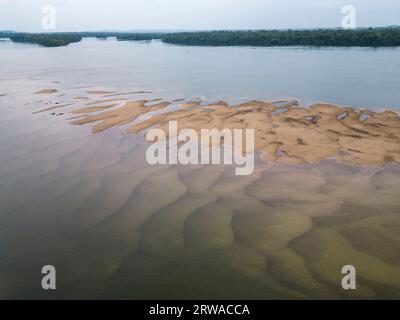 Belle vue aérienne sur les îles et les bancs de sable dans l'amazonie verte sauvage Banque D'Images