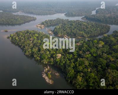 Belle vue aérienne sur les îles dans la forêt amazonienne verte sauvage Banque D'Images