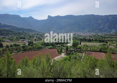 Soller, Espagne - 12 juin 2023 : vue sur la vallée de Soller depuis le sentier GR221. Montagnes de Tramuntana, Majorque Banque D'Images