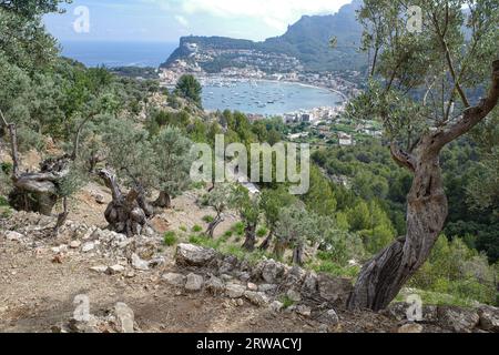 Majorque, Espagne - 12 juin 2023 : vue sur Port de Soller depuis le sentier de randonnée GR221 et les montagnes de Tramuntana, Majorque Banque D'Images