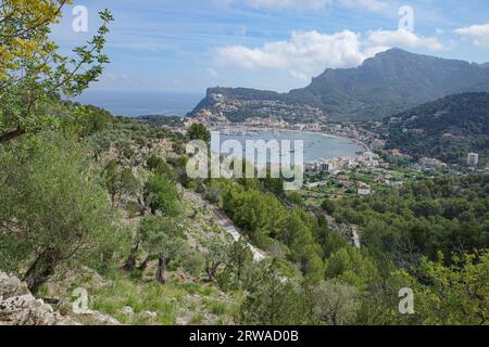 Majorque, Espagne - 12 juin 2023 : vue sur Port de Soller depuis le sentier de randonnée GR221 et les montagnes de Tramuntana, Majorque Banque D'Images