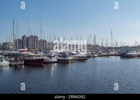 Bateaux dans la marina maritime de Chatham, Chatham, Kent, Royaume-Uni. Banque D'Images