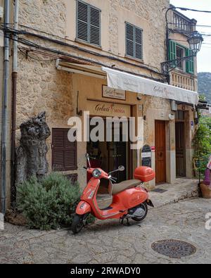 Valldemosa, Espagne - 11 juin 2023 : scooter italien Vespa devant un magasin de gelato à Valldemossa, Majorque Banque D'Images