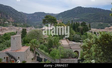 Valldemossa, Espagne - 11 juin 2023 : vues sur la ville de Valldemossa et les montagnes de Tramuntana, Majorque Banque D'Images