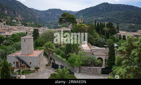 Valldemossa, Espagne - 11 juin 2023 : vues sur la ville de Valldemossa et les montagnes de Tramuntana, Majorque Banque D'Images