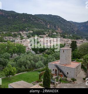 Valldemossa, Espagne - 11 juin 2023 : vues sur la ville de Valldemossa et les montagnes de Tramuntana, Majorque Banque D'Images