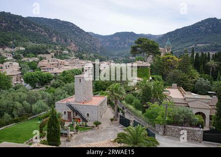 Valldemossa, Espagne - 11 juin 2023 : vues sur la ville de Valldemossa et les montagnes de Tramuntana, Majorque Banque D'Images