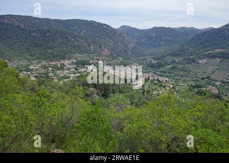 Valldemossa, Espagne - 11 juin 2023 : vues sur la ville de Valldemossa et les montagnes de Tramuntana, Majorque Banque D'Images