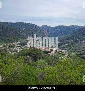 Valldemossa, Espagne - 11 juin 2023 : vues sur la ville de Valldemossa et les montagnes de Tramuntana, Majorque Banque D'Images