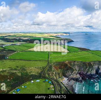 Panorama des falaises et des champs sur Porthclais depuis un drone, St Davids, Haverfordwest, pays de Galles, Angleterre Banque D'Images